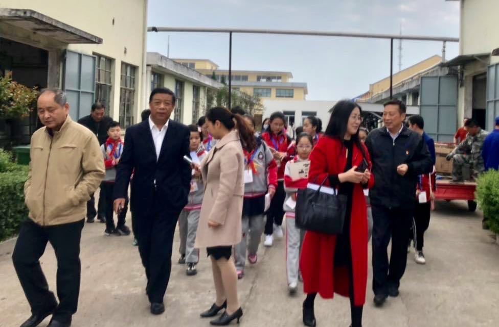 明光市實驗小學部分師生參觀考察明光酒業(yè)
